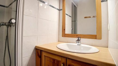une salle de bain avec un lavabo, un miroir et une douche dans l'établissement Résidence Balcons D'olympie - Appartement agréable et lumineux · Au pied des pistes · Balcon MAE-2354, aux Menuires
