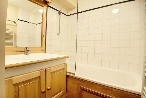 une salle de bain avec un lavabo et une baignoire dans l'établissement Résidence Valmonts A - Appartement classique · Départ ski aux pieds · Balcon MAE-2364, aux Bruyères