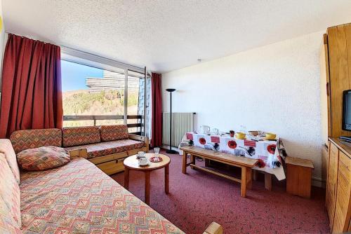 un salon avec un canapé et une table dans l'établissement Résidence Chaviere - Appartement agréable · Au pieds des pistes · Balcon MAE-2384, aux Menuires