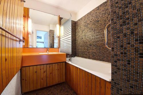 une salle de bain avec un lavabo et une baignoire dans l'établissement Résidence Chaviere - Appartement agréable · Au pieds des pistes · Balcon MAE-2384, aux Menuires