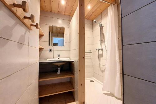 une salle de bain avec une douche, un lavabo et des toilettes dans l'établissement Résidence Lac Du Lou - Appartement confortable · Au pied des pistes · Balcon MAE-2484, aux Menuires
