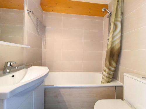 une salle de bain avec un lavabo, une baignoire et des toilettes dans l'établissement Résidence Caron - Studio lumineux · Départ et retour skis aux pieds · Balcon MAE-2734, aux Menuires