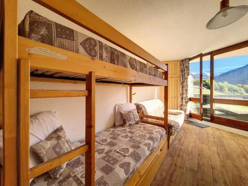 - deux lits superposés dans une chambre avec vue dans l'établissement Résidence Caron - Studio lumineux · Départ et retour skis aux pieds · Balcon MAE-2734, aux Menuires