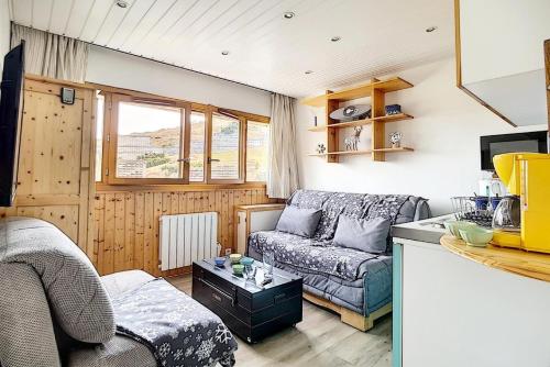 un salon avec un canapé et une table dans l'établissement Résidence Alpages - Studio agréable · Au pieds des pistes MAE-2864, aux Menuires