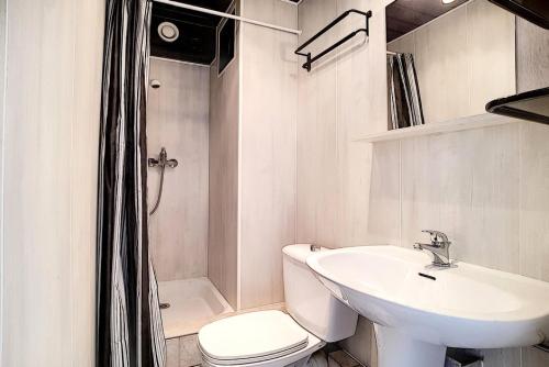 une salle de bain blanche avec un lavabo et des toilettes dans l'établissement Résidence Alpages - Studio agréable · Au pieds des pistes MAE-2864, aux Menuires