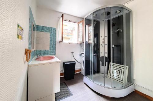 a bathroom with a glass shower and a sink at Résidence Saint Marcel - Chalet familial · Centre village de St Marcel · Terrasse ouest MAE-2924 in Saint-Marcel