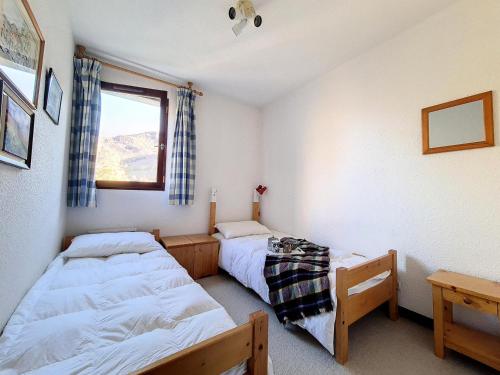 une chambre avec deux lits et une fenêtre dans l'établissement Résidence Murgers - Appartement lumineux · A proximité des pistes · Balcon MAE-2934, à Saint-Martin-de-Belleville