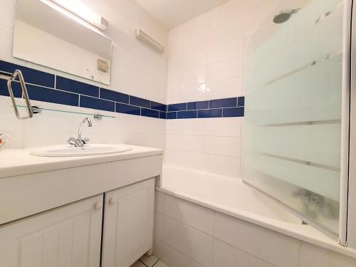 une salle de bain blanche avec un lavabo et une douche dans l'établissement Résidence Murgers - Appartement lumineux · A proximité des pistes · Balcon MAE-2934, à Saint-Martin-de-Belleville