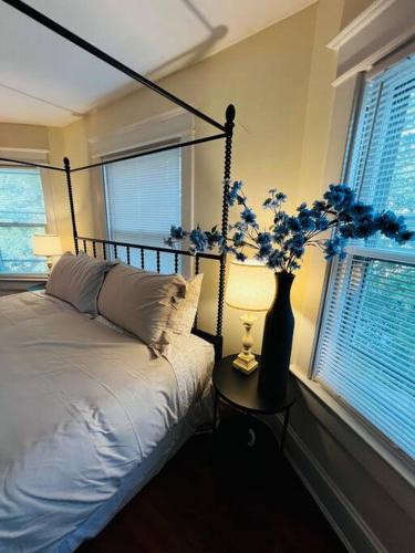Una cama o camas en una habitación de 4 Bedroom DC's Best Location with Parking, Walk to Clarendon Metro, Shopping and Nightlife!