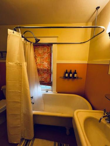 Un baño de 4 Bedroom DC's Best Location with Parking, Walk to Clarendon Metro, Shopping and Nightlife!