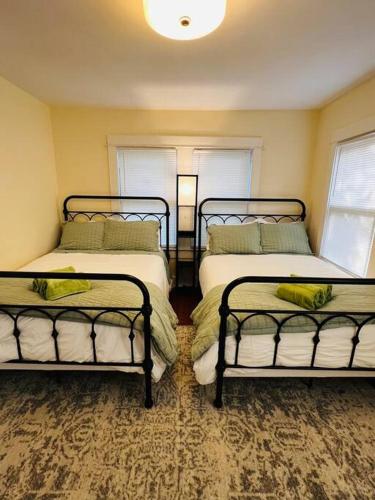 Una cama o camas en una habitación de 4 Bedroom DC's Best Location with Parking, Walk to Clarendon Metro, Shopping and Nightlife!