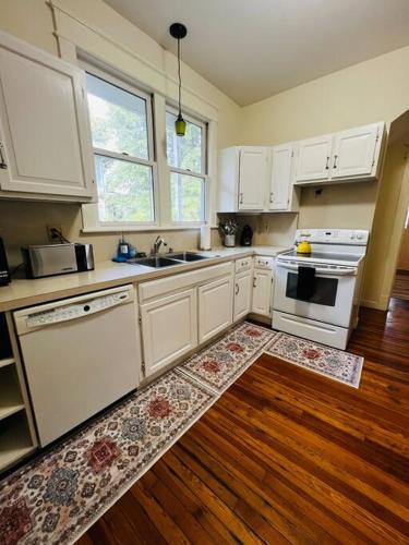 Una cocina o cocineta en 4 Bedroom DC's Best Location with Parking, Walk to Clarendon Metro, Shopping and Nightlife!