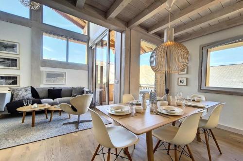 une salle à manger avec une table et des chaises dans l'établissement Résidence Caseblanche - Chalet La Retreat MAE-2984, à Saint-Martin-de-Belleville