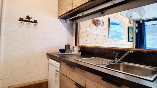 une cuisine avec un évier et un plan de travail dans l'établissement Résidence Aravis - Appartement lumineux & confortable · Accès direct aux pistes · Balcon MAE-3034, aux Menuires