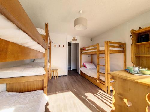 Ce dortoir comprend 3 lits superposés. dans l'établissement Résidence Aravis - Appartement lumineux & confortable · Accès direct aux pistes · Balcon MAE-3034, aux Menuires
