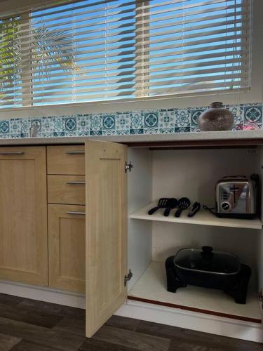 Dapur atau dapur kecil di Studio at Coopers Beach