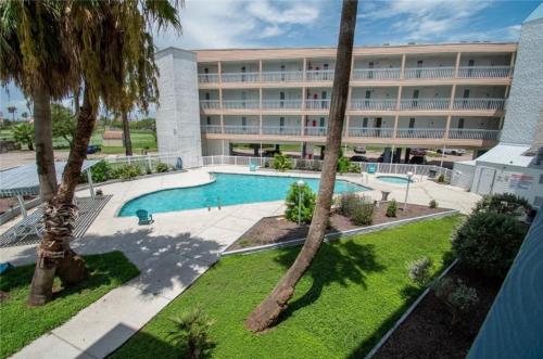 Bazén v ubytování Corpus Christi North Beach Cozy Beach Condo, 2 pools and Balcony Beach Views! nebo v jeho okolí