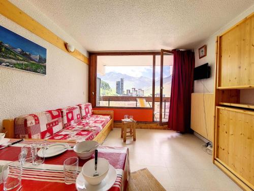 une chambre avec un canapé, une table et une fenêtre dans l'établissement Résidence Chaviere - Studio lumineux avec balcon · Ski aux pieds MAE-3094, aux Menuires