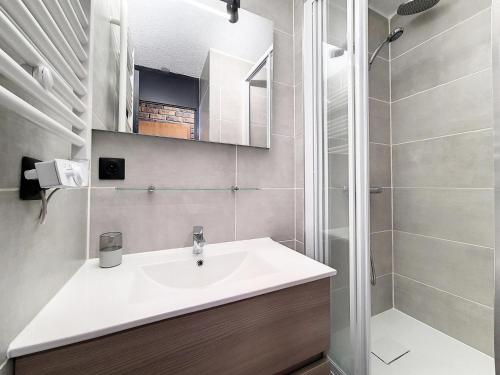 une salle de bain avec un lavabo et une douche dans l'établissement Résidence Cote Brune - Studio lumineux · Accès direct aux pistes · Balcon MAE-3114, aux Menuires
