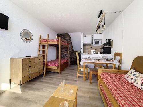 un salon avec un lit et une salle à manger dans l'établissement Résidence Cote Brune - Studio lumineux · Accès direct aux pistes · Balcon MAE-3114, aux Menuires