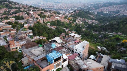 Nespecifikovaný výhled na destinaci Medellín nebo výhled na město při pohledu z hostelu