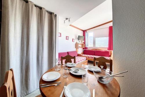 - une table dans une salle à manger dans l'établissement Résidence Median - Studio lumineux · Proche des pistes · Balcon MAE-3144, aux Menuires