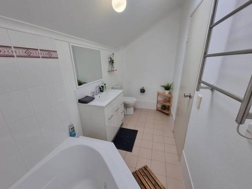 Un baño de Cascades 15 - Amazing Lake Views l Spa Bath l Split Level Apt l Central Location l Wi-Fi