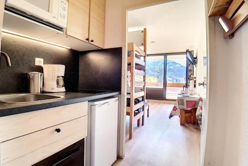 une cuisine avec un évier et un plan de travail dans l'établissement Résidence Chaviere - Studio agréable · Ski au pieds · Balcon MAE-3154, aux Menuires