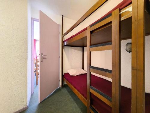 - une petite chambre avec des lits superposés dans l'établissement Résidence Boedette D - Studio pour 4 Personnes 174, aux Menuires