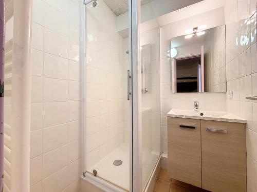 une salle de bain avec douche et lavabo dans l'établissement Résidence Boedette D - Studio pour 4 Personnes 174, aux Menuires