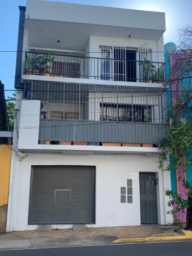 Un balcón o terraza en Downtown Room