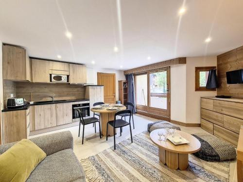 un salon avec un canapé et une table dans l'établissement Résidence Balcons De Tougnette - Appartement spacieux & lumineux · Proche des pistes · Balcon MAE-3284, à Saint-Martin-de-Belleville