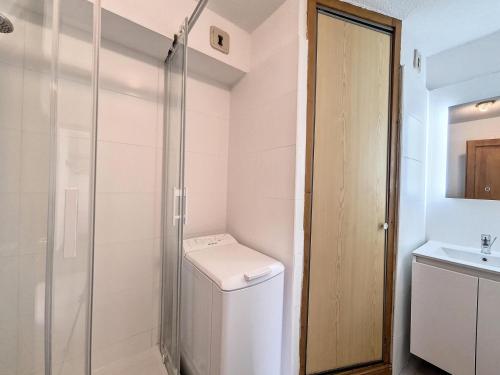 une salle de bain avec une douche, des toilettes et un lavabo dans l'établissement Résidence Balcons De Tougnette - Appartement spacieux & lumineux · Proche des pistes · Balcon MAE-3284, à Saint-Martin-de-Belleville
