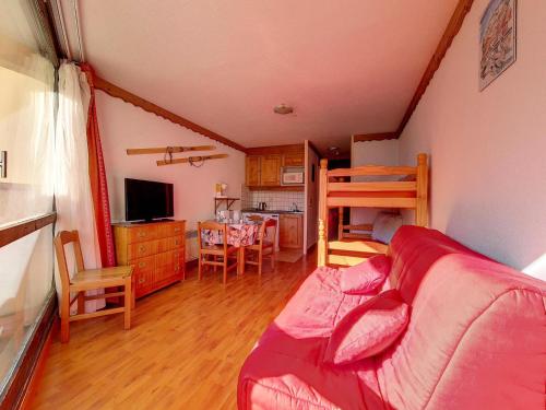 - un salon avec un canapé et des lits superposés dans l'établissement Résidence Grande Masse - Studio pour 3 Personnes 324, aux Menuires
