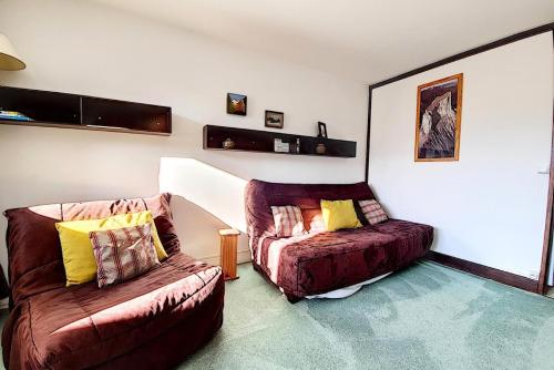 un salon avec un canapé et une chaise dans l'établissement Résidence Alpages - Studio fonctionnel · Au pieds des pistes · Balcon vue montagnes MAE-3344, aux Menuires
