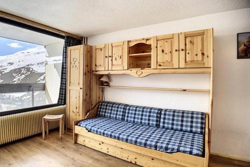 une chambre avec un lit superposé et une fenêtre dans l'établissement Résidence Dorons - Studio lumineux · Centre station · Balcon MAE-3414, aux Menuires