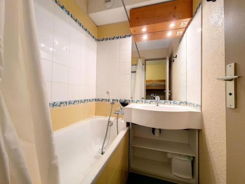 une salle de bain avec un lavabo et une baignoire dans l'établissement Résidence Boedette A - Studio classique · Départ et retour skis aux pieds MAE-3564, aux Menuires