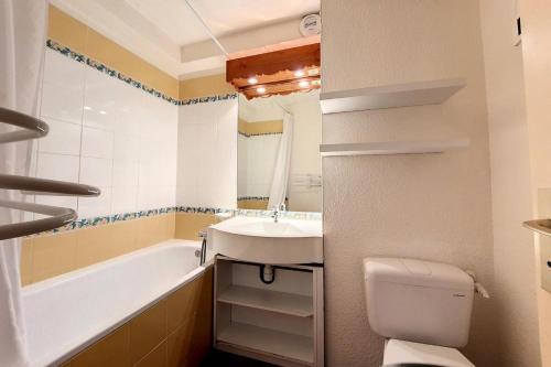 une salle de bain avec un lavabo, une baignoire et des toilettes dans l'établissement Résidence Median - Appartement confortable · Proche des pistes · Balcon MAE-3584, aux Menuires
