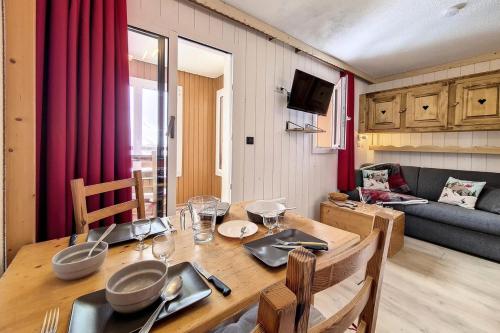 une salle à manger avec une table et un canapé dans l'établissement Résidence Carlines I - Studio classique · Au pieds des pistes · Balcon MAE-3664, aux Menuires