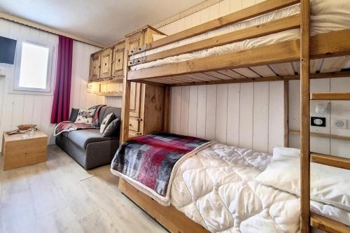 - une chambre avec des lits superposés et un canapé dans l'établissement Résidence Carlines I - Studio classique · Au pieds des pistes · Balcon MAE-3664, aux Menuires