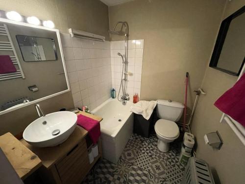 une salle de bain avec un lavabo, une baignoire et des toilettes dans l'établissement Résidence Plaine Alpe 2 - Studio · Fonctionnel · Pied de piste MAE-4514, à La Salle Les Alpes