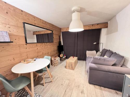 un salon avec un canapé et une table dans l'établissement Résidence Plaine Alpe 2 - Studio · Fonctionnel · Pied de piste MAE-4514, à La Salle Les Alpes