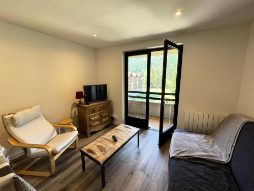 un salon avec un canapé et une table dans l'établissement Résidence Gardiole 2 - Appartement spacieux · Proche des pistes · Vue montagne MAE-3234, au Monêtier-les-Bains