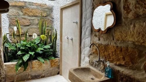 Ένα μπάνιο στο Alojamiento Villa de Piedras