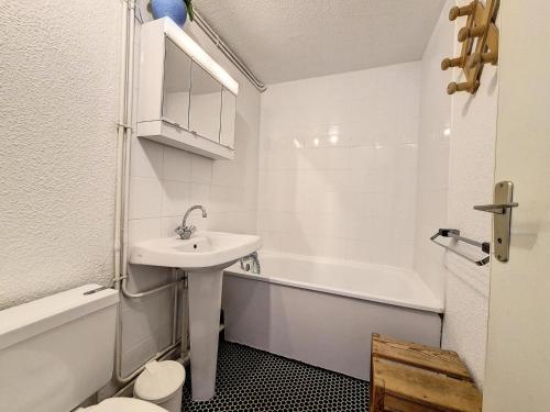 une salle de bain avec un lavabo, une baignoire et des toilettes dans l'établissement Résidence Asters C1 - Appartement confortable · Proche des pistes · Place de parking extérieure MAE-4241, aux Menuires