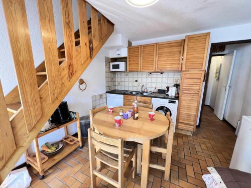 - une cuisine avec une table en bois dans une chambre dans l'établissement Résidence Gardiole 1 - Appartement · Proche des pistes · Vue montagne MAE-3761, au Monêtier-les-Bains