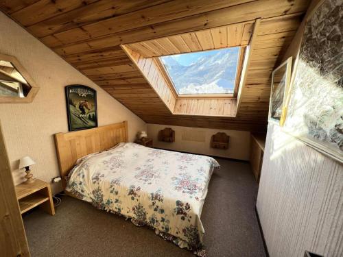 - une chambre mansardée avec une fenêtre dans l'établissement Résidence Gardiole 1 - Appartement · Proche des pistes · Vue montagne MAE-3761, au Monêtier-les-Bains