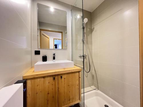 une salle de bain avec un lavabo, une douche et une baignoire dans l'établissement Résidence Jardin Alpin Benoite - Appartement · Chaleureux · Accès direct aux pistes · Vue montagne MAE-3771, à La Salle Les Alpes
