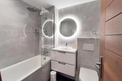 une salle de bain avec un lavabo, une baignoire et une douche dans l'établissement Résidence Aravis - Joli studio rénové · Pied des pistes · Balcon sud MAE-0051, aux Menuires