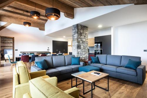 un salon avec des canapés bleus et une table dans l'établissement Résidence OrÉe Du Bois - APPARTEMENT N°5 L'OREE DU BOIS MAE-9661, à Montvalezan